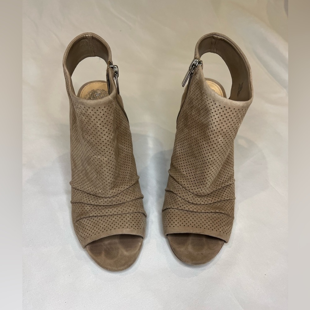 Vince Camuto Kentvi Tan Suede Leather Peep Toe Perforated Booties size 7.5